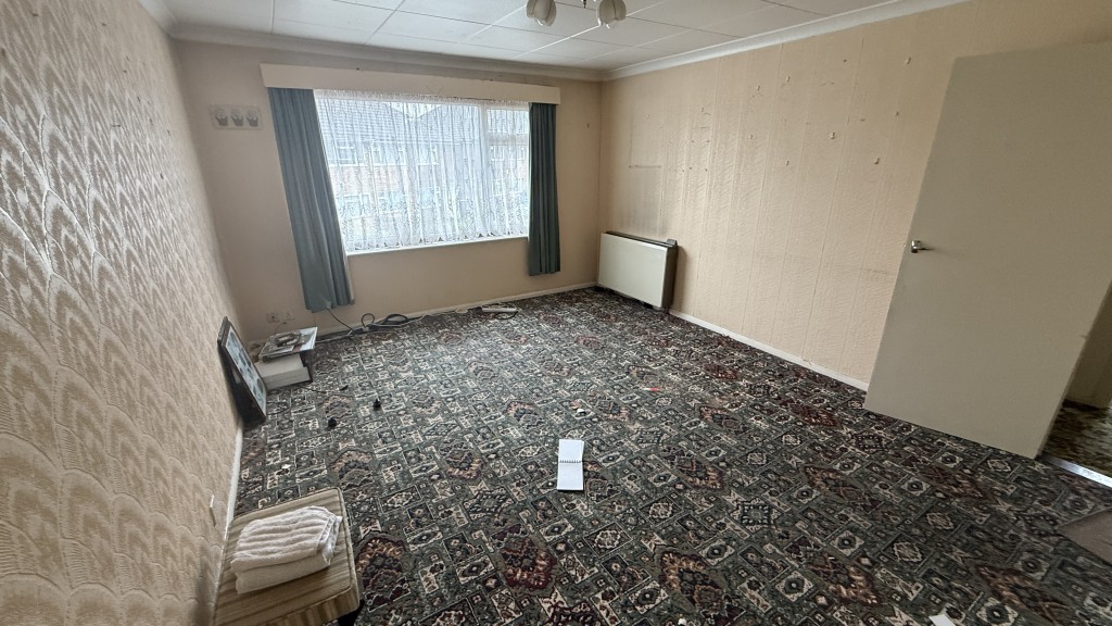 Lot: 105 - A VACANT FIRST FLOOR MAISONETTE REQUIRING IMPROVEMENT - Internal image of living room